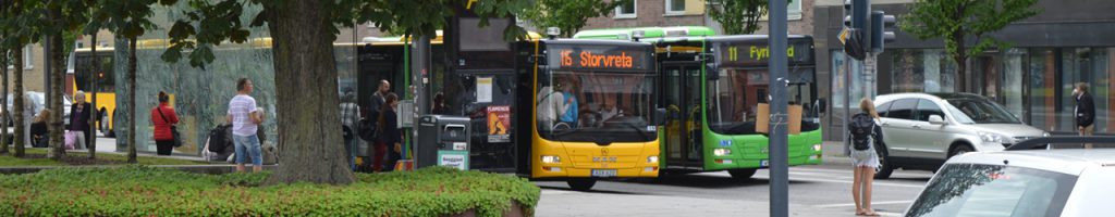 Busstrafik med miljövänliga gröna stadsbussar och gula regionbussar