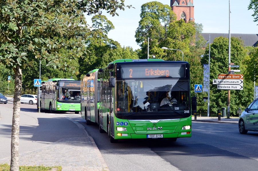 Alla våra dieselbussar drivs med ren HVO. HVO är en förkortning som står för Hydrerade Vegetabiliska Oljor.