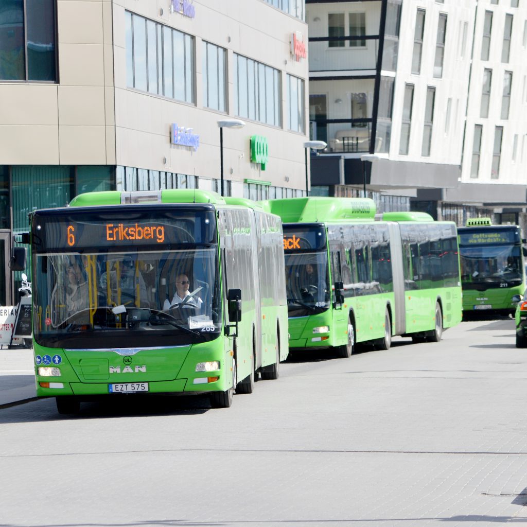 Busstrafik med miljövänliga gröna (och gula) bussar.