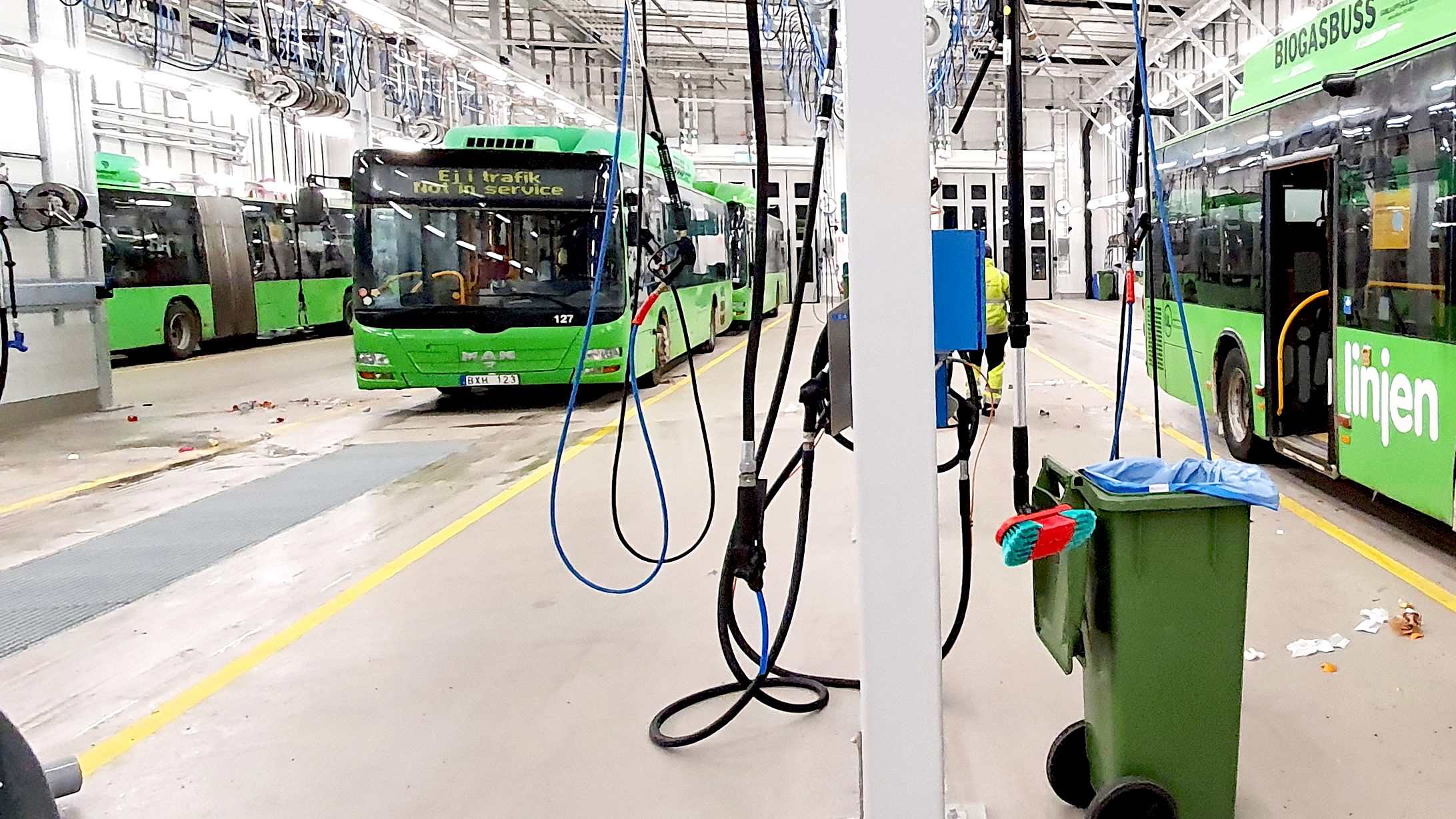 Servicehall med tvätt, städ och vätskepåfyllning.